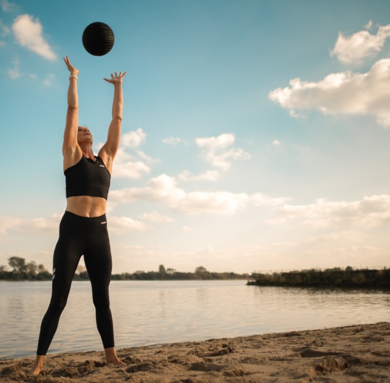 Mona von mova macht Fitnessübungen Mona von mova macht Fitnessübungen am Wasser.