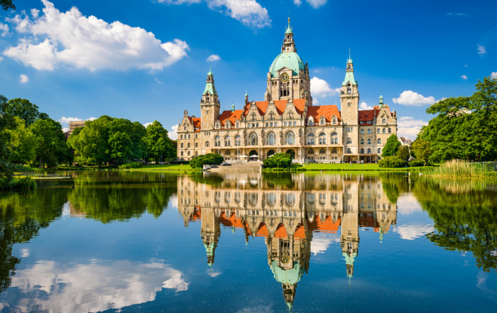 Bild vom Rathaus Hannover mit Blick über den See