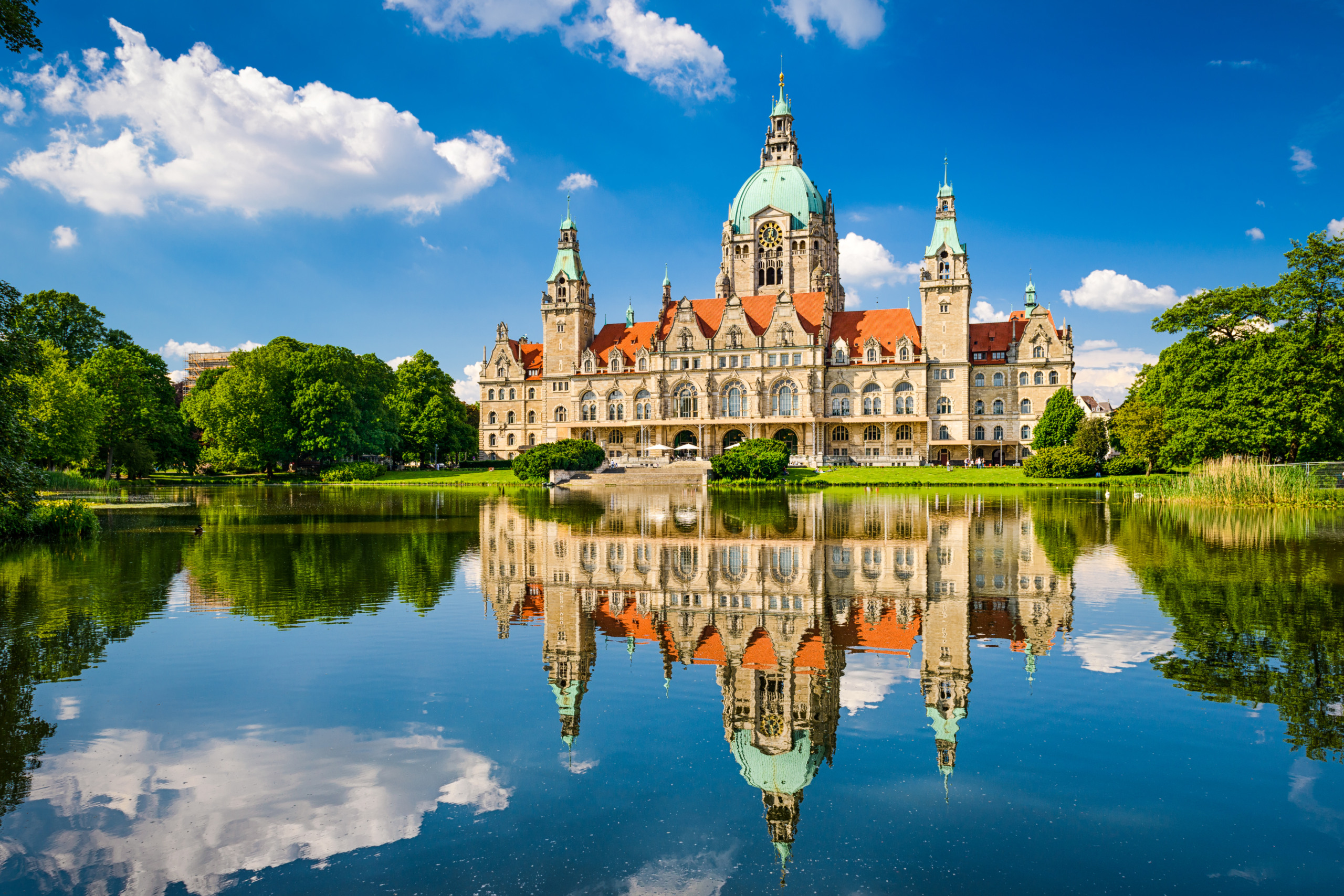 Bild vom Rathaus Hannover mit Blick über den See