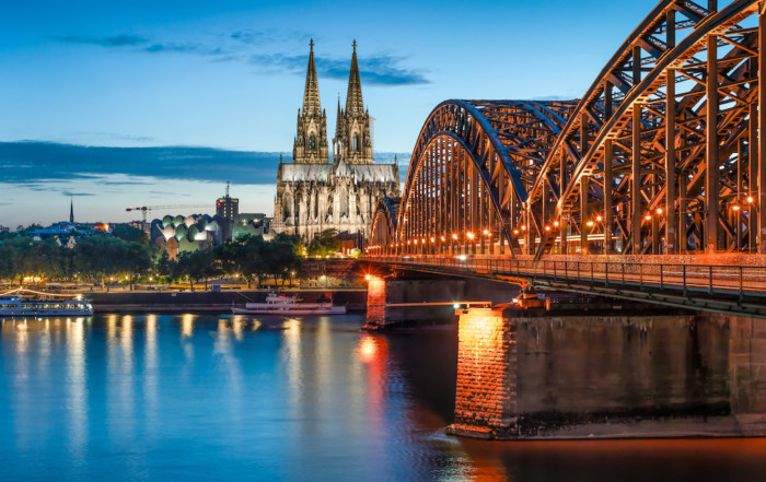 Skyline von Köln mit Kölner Dom und Hohenzollernbrücke bei Nacht