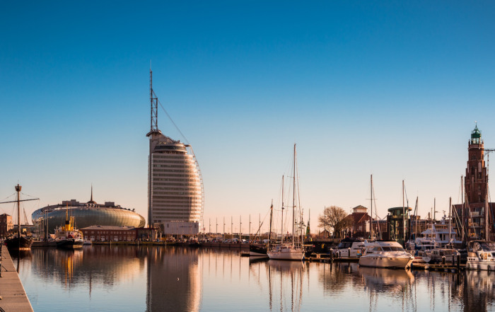 Bremerhaven Hafenbecken, Blick auf Sail City Hotel