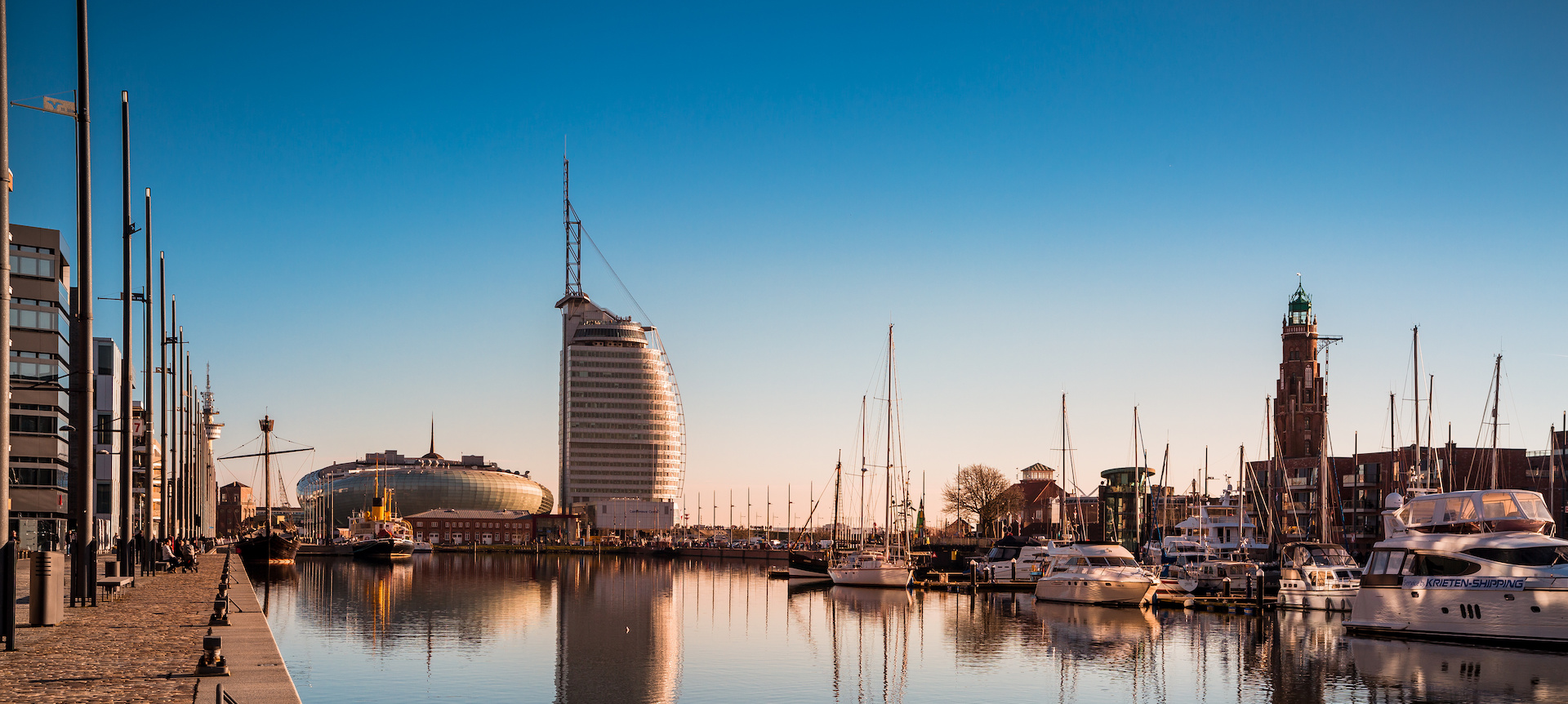 Bremerhaven Hafenbecken, Blick auf Sail City Hotel