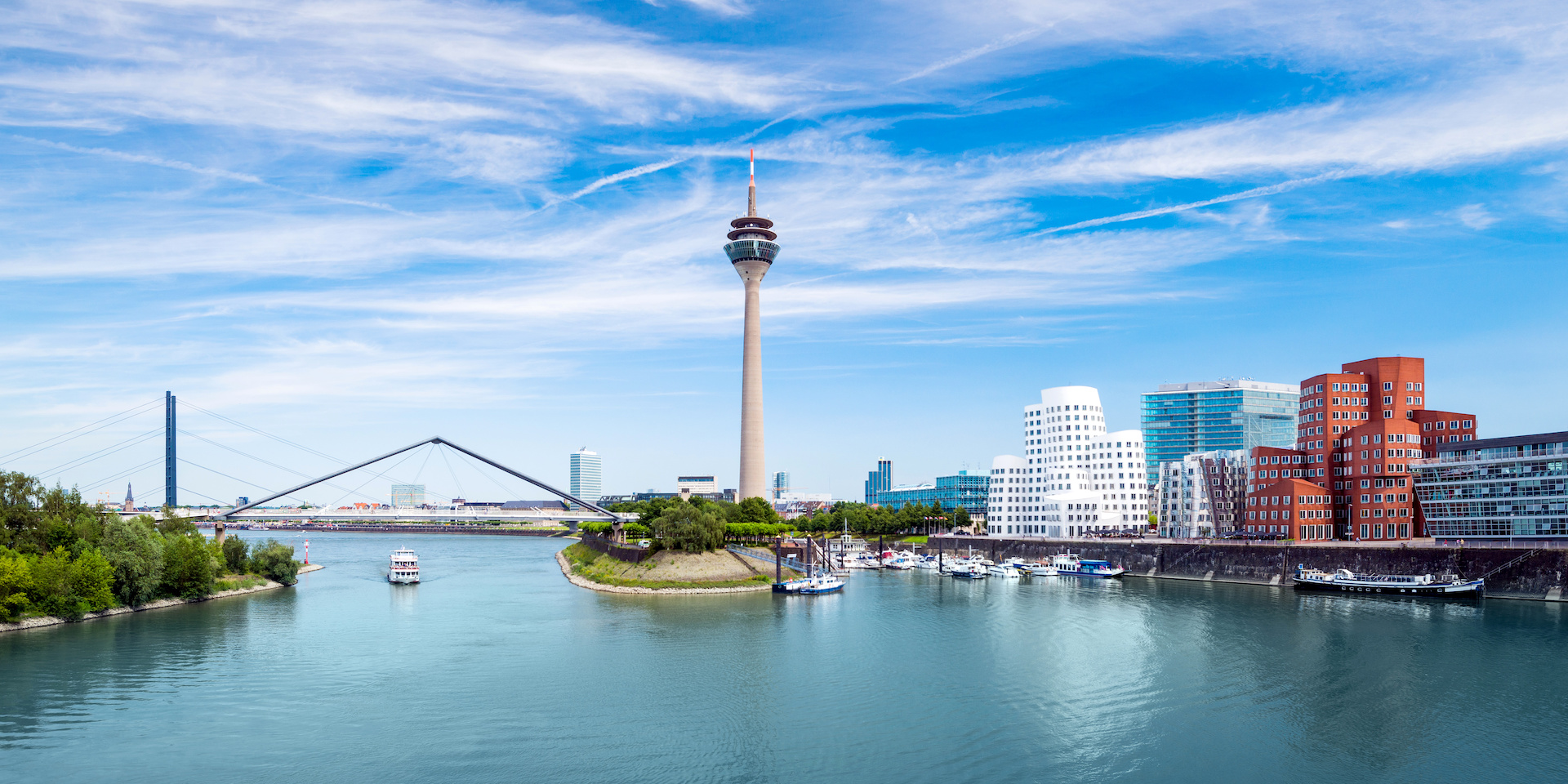 Düsseldorf Fernsehturm am Rhein