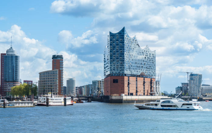 Bild des Blicks vom Wasser auf die Elbphilharmonie in Hamburg