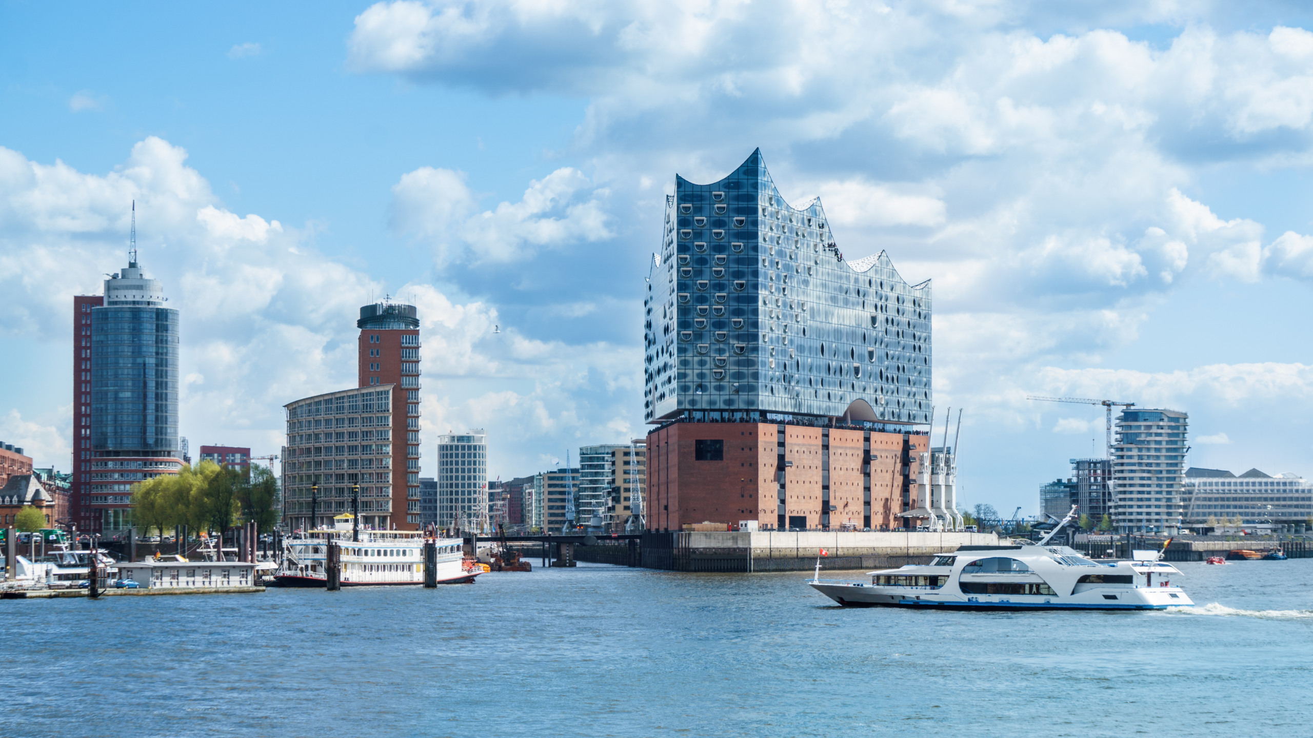 Bild des Blicks vom Wasser auf die Elbphilharmonie in Hamburg