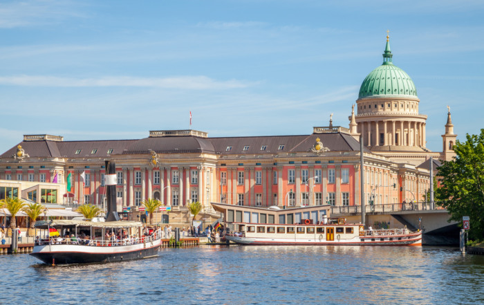 Nikolaikirche und Landtag von Potsdam vom Wasser aus betrachtet