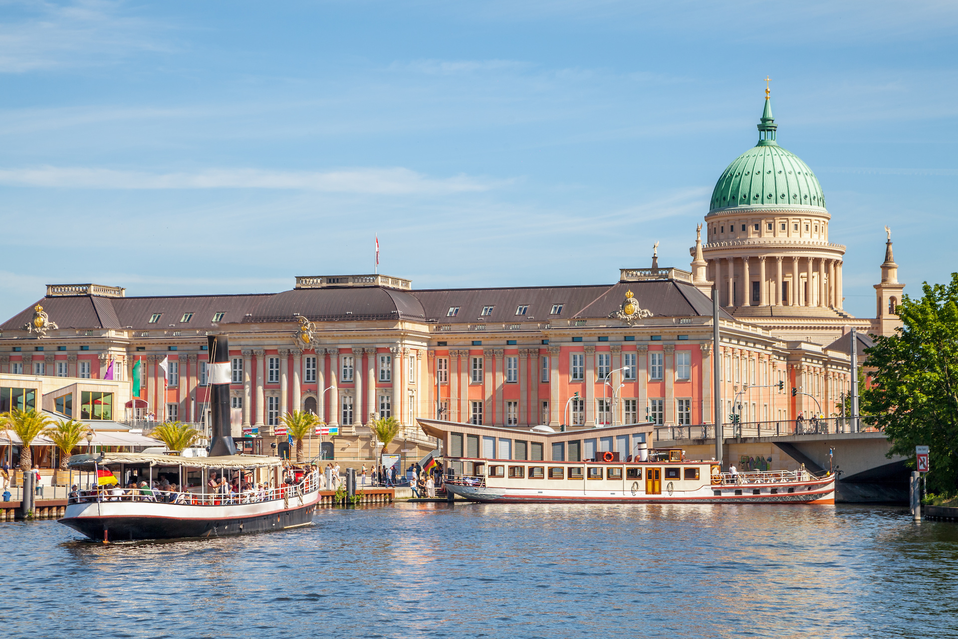 Nikolaikirche und Landtag von Potsdam vom Wasser aus betrachtet