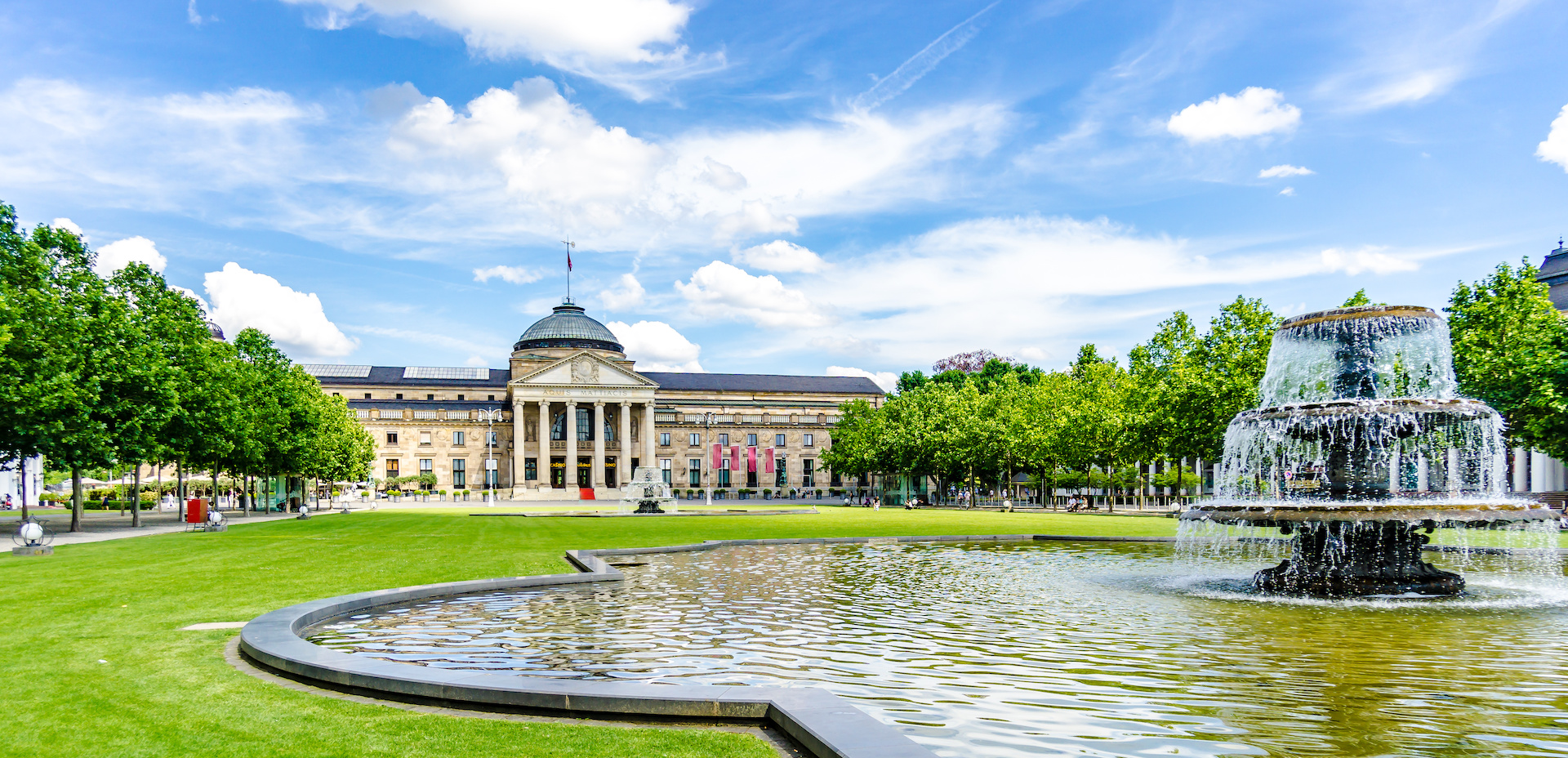 Kurhaus in Wiesbaden mit Brunnen im Vorgarten