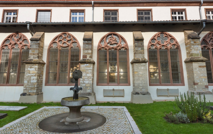 Bild der Kathedrale in Paderborn mit dem Dreihasenfenster