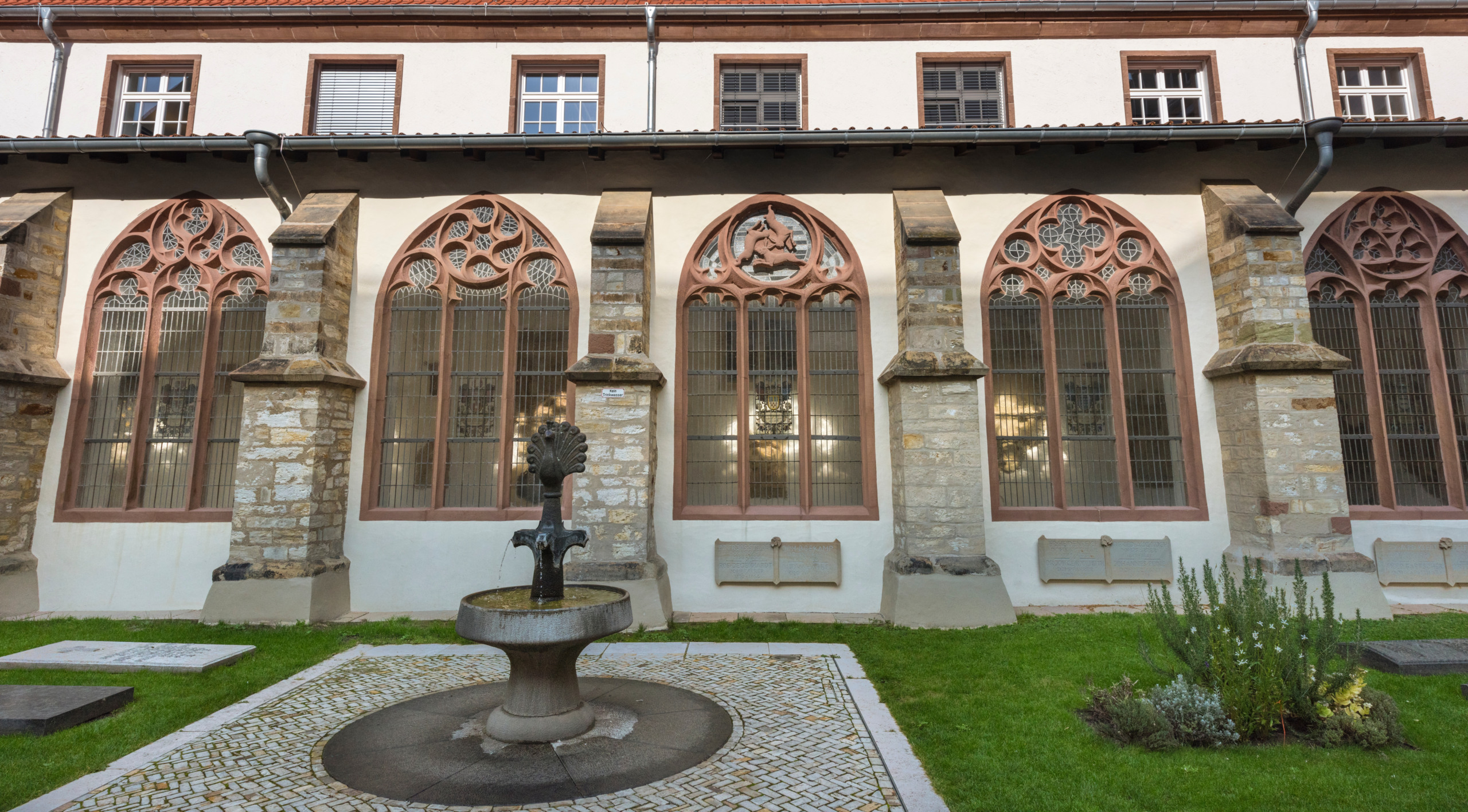 Bild der Kathedrale in Paderborn mit dem Dreihasenfenster