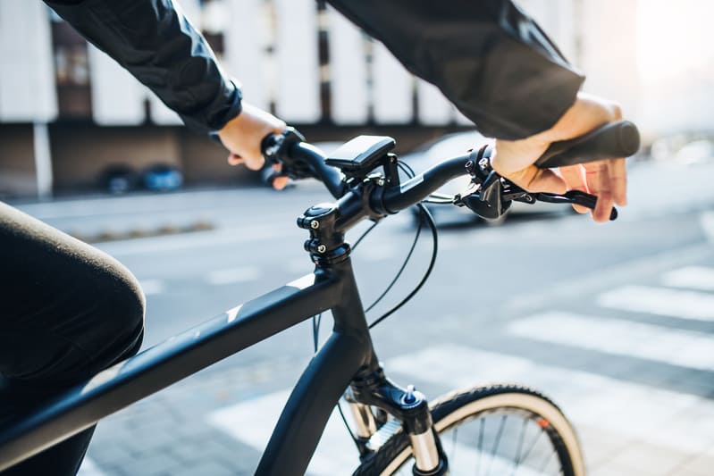 Ein Fahrrad auf dem Weg den Zebrastreifen zu überqueren