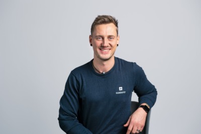 Yannick-Lanckenau Der Hansefit Experte Yannick Lankenau vor einem grauen Hintergrund