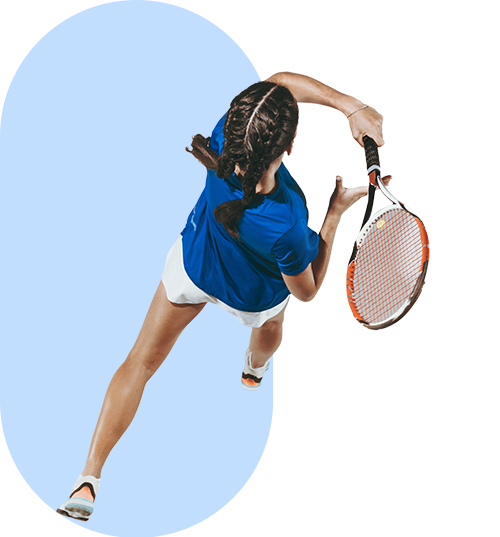 Eine Frau spielt Tennis