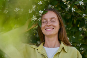 Frau steht in der Natur