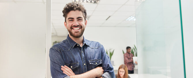 Mann steht in einem Büro