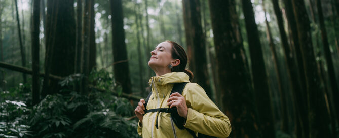 Frau im Wald