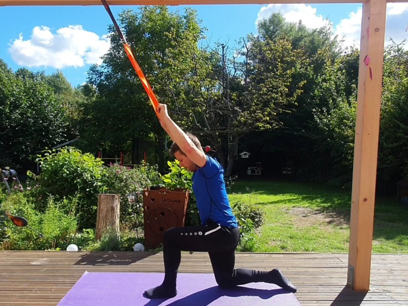Fitnessübungen von Dirk Gregor Dirk Gregor macht Fitnessübungen auf der Terasse.