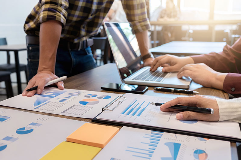 Detailaufnahme von Personen, die an Statistiken arbeiten