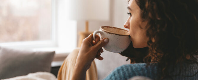 Frau trinkt eine Tasse Kaffee
