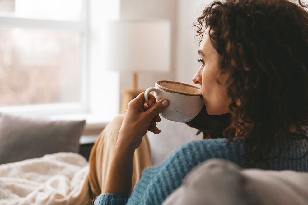 Frau trinkt eine Tasse Kaffee
