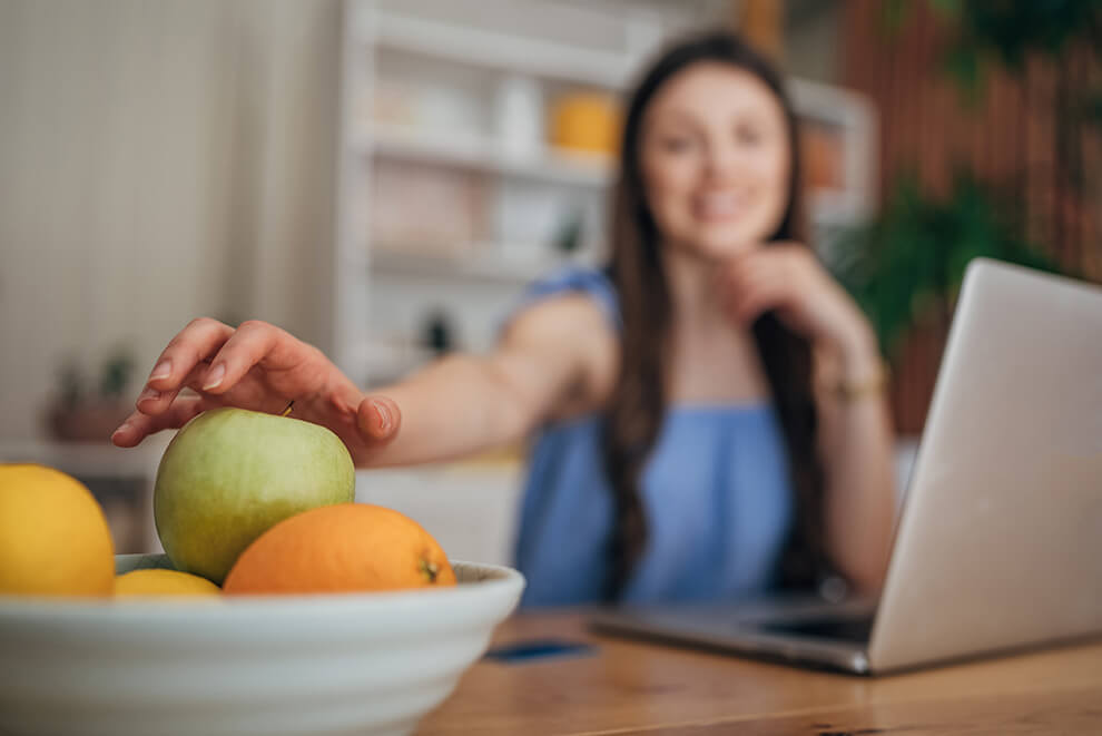 Eine Frau greift in Obstschale