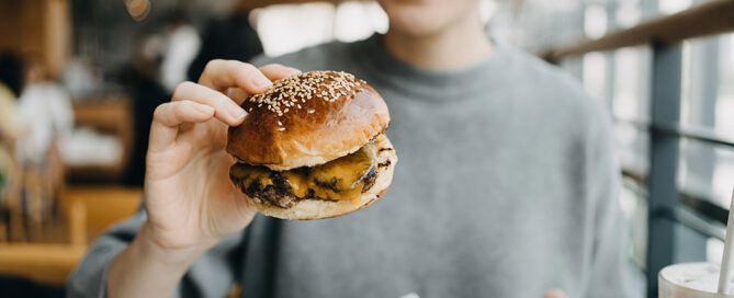 Frau isst einen Burger
