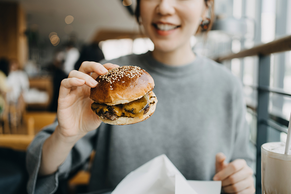 Frau isst einen Burger