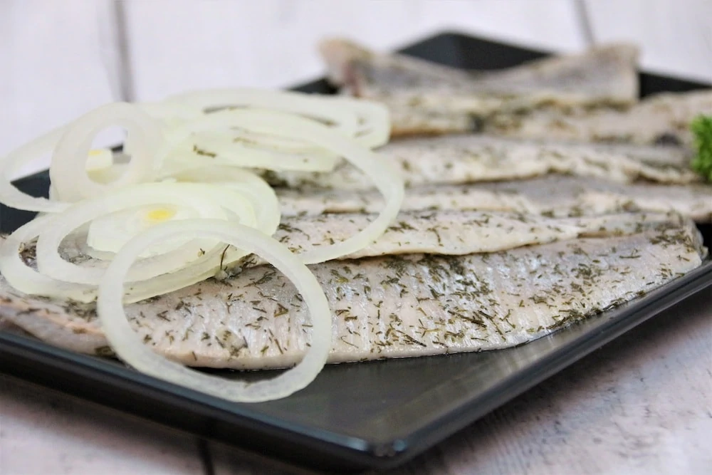 Hering auf einer Platte Hering