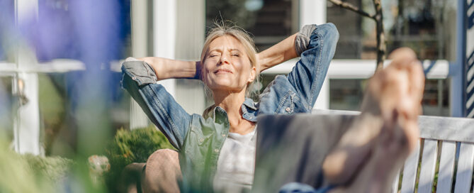 Frau sitzt im Garten