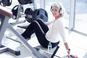 Frau im Fitnesstudio