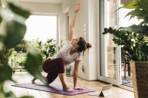 Frau auf einer Fitnessmatte