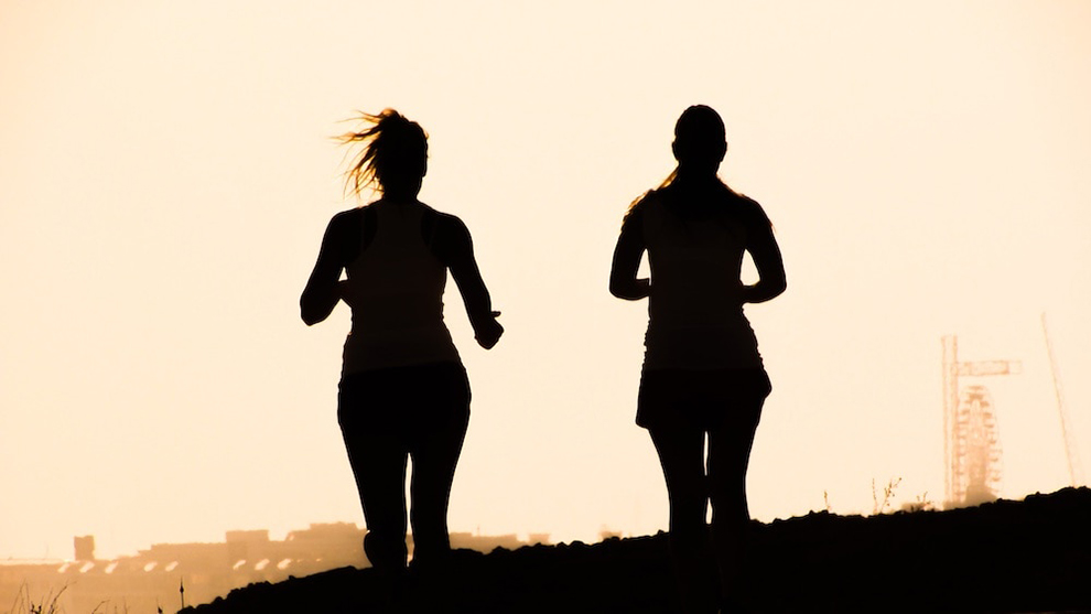 Personen joggen am Strand Personen joggen am Strand