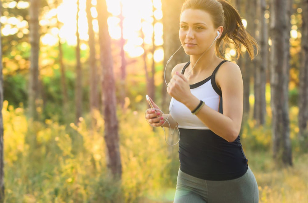 Frau joggt in der Natur Frau joggt