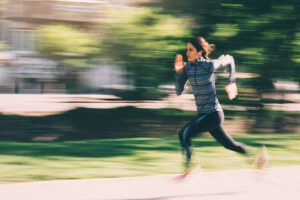 Frau joggt in der Natur