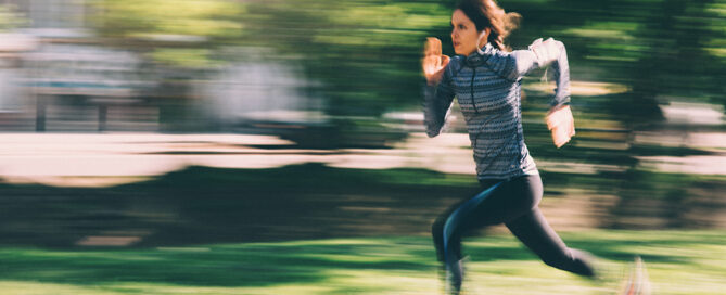 Frau joggt in der Natur