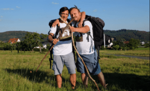 Zwei Personen auf dem Pilgerweg von Ost nach West Pilgerweg von Ost nach West