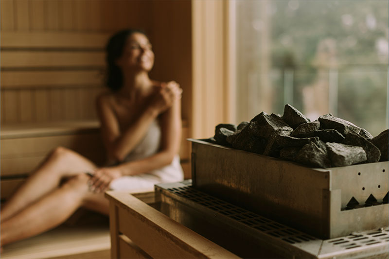Eine Frau entspannt in der Sauna