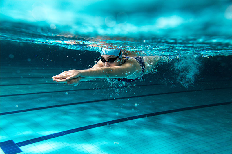 Eine Schwimmerin taucht ins Wasser ein