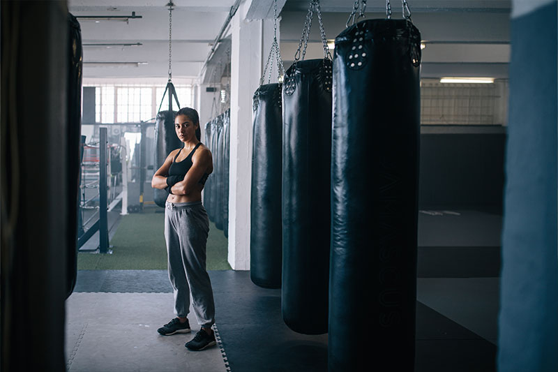 Eine Frau steht im Fitnessstudio