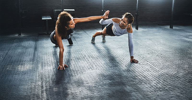 hansefit_partner_gutschrift Zwei Frauen trainieren gemeinsam