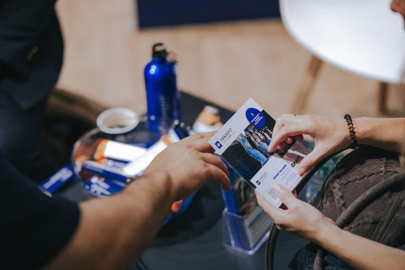 Detailaufnahme der Unterlagen und GiveAways zum Onboarding bei Hansefit