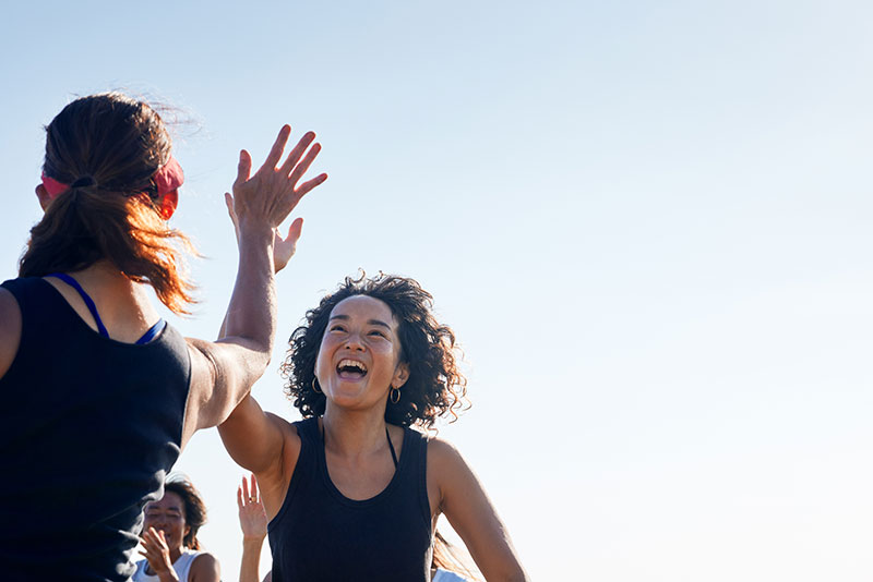 hansefit_schrittwettbewerb_optionen Zwei Frauen geben sich High Five