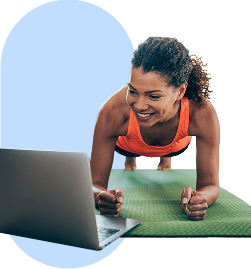 Badge mit einer Frau, die ein Workout am Laptop macht
