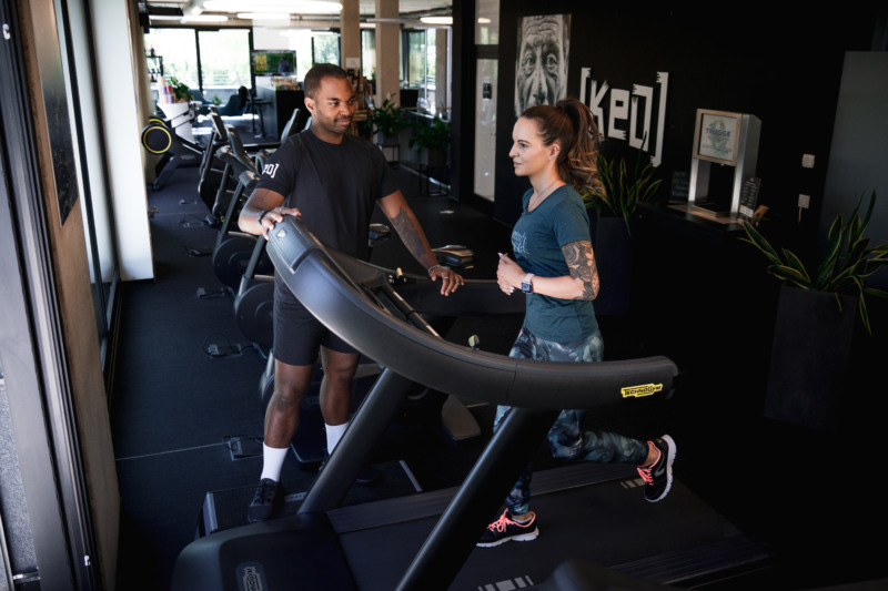 KEO Fitness Laufband Eine Frau auf dem Laufband bei KEO Fitness.
