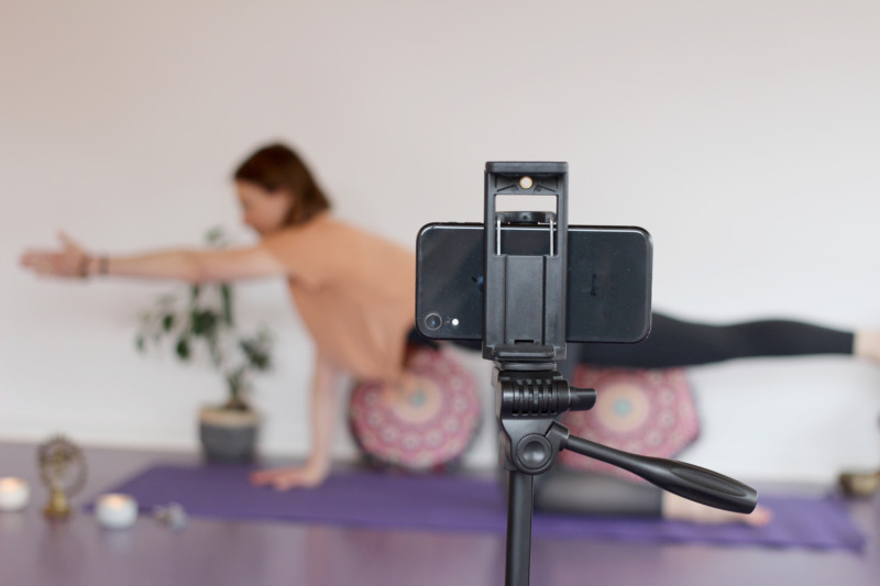 kleinA Yoga Übungen kleinA Yoga Übungen vor der Kamera.