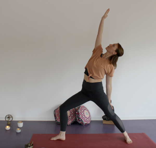 kleinA Yoga Übungen Alina Neumann macht Yoga Übungen auf der Matte.