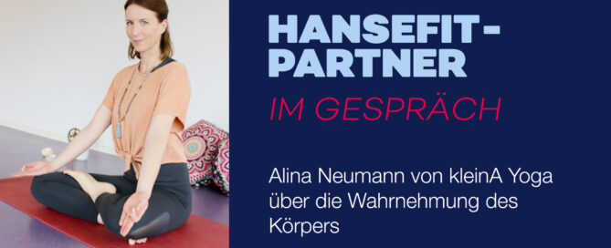 Teaser: Alina Neumann von kleinA Yoga im Schneidersitz auf der Yogamatte