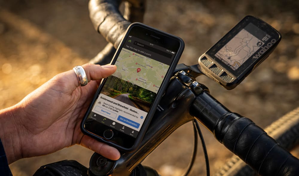 Ein Blick auf ein Handy auf dem eine Fahrradstrecken-Karte von Komoot geöffnet ist.