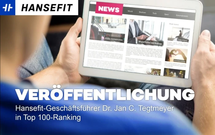 Eine Person hält ein Tablet in der Hand auf dem Pressemitteilungen zu sehen sind