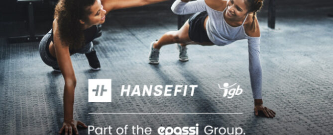 Zwei Frauen planken und geben sich dabei einen High Five, mit dem "Hansefit: Part of the Epassi Group" Logo im Vordergrund.